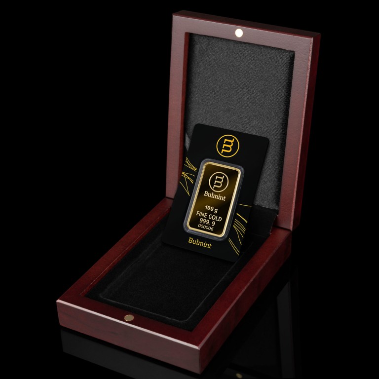 Mahogany wooden gift box for a single gold bar in blister packaging